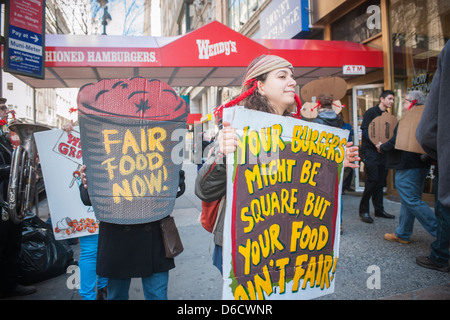 Landarbeiter Protest vor einem Wendy Fastfood-Restaurant in Midtown Manhattan in New York Stockfoto