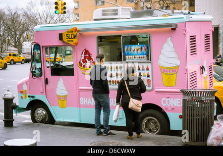 Eis-Liebhaber genießen ein Frostiges Vergnügen von einem generischen Softeis-LKW in Midtown Manhattan in New York Stockfoto