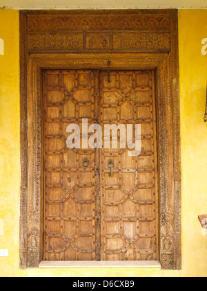 Antiken marokkanischen Stil Holztür auf gelbe Wand Stockfoto