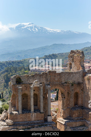 Das antike Theater (Teatro Antico) in Taormina, gebaut im griechischen Stil, aber wahrscheinlich von den Römern, Ätna im Hintergrund Stockfoto