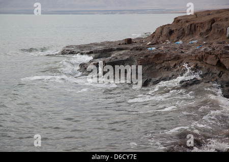 Totes Meer Jordanien andererseits Landschaft mit Wasser und Himmel, mit schwarzem Schlamm, die gesagt wird, um Schönheit zu bringen Stockfoto