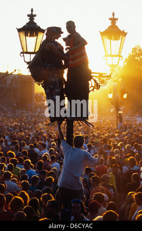 Berlin, Deutschland, Besucher auf der Love Parade im Tiergarten auf der Straße des 17. Juni Stockfoto