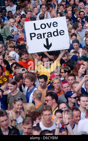 Berlin, Deutschland, Besucher auf der Love Parade im Tiergarten auf der Straße des 17. Juni Stockfoto