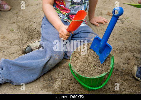 Berlin, Deutschland, Kinder spielen in einer sandbox Stockfoto