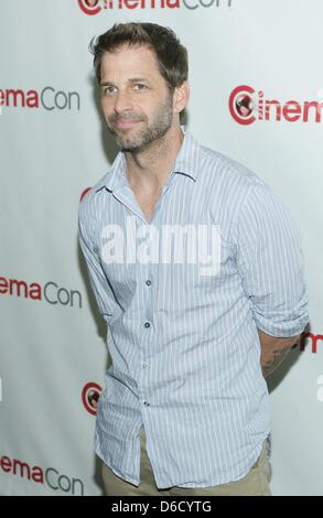 Las Vegas, NV, USA. 16. April 2013. Zack Snyder im Ankunftsbereich für Warner Bros.-Veranstaltung im CinemaCon 2013, Caesars Palace Hotel and Casino, Las Vegas, NV 16. April 2013. Foto von: James Atoa/Everett Collection /Alamy Live-Nachrichten Stockfoto