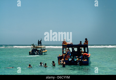 Nylon Glasboden Pool Tobago Boote und Menschen Schnorcheln Stockfoto