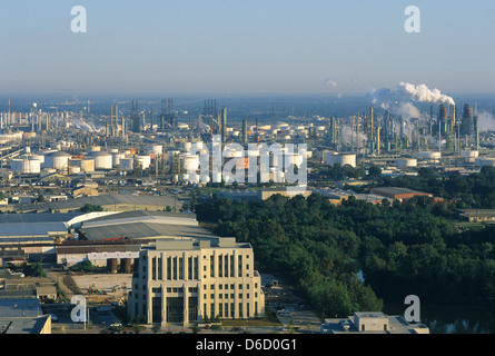 Elk283-1010 Louisiana, Baton Rouge, Stadt von oben des Kapitols, Raffinerien Stockfoto