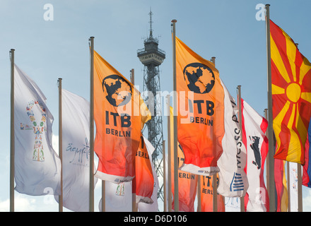 Berlin, Deutschland, Fahnen der internationalen Tourismus Börse Berlin, ITB, vor dem Funkturm Stockfoto