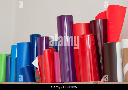 Berlin, Deutschland, aufgereiht farbige Rollen selbstklebende Folio Stockfoto