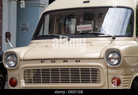 Berlin, Deutschland, Ford vans in Fasten mit einem Schild und der Windschutzscheibe gekennzeichnet Stockfoto