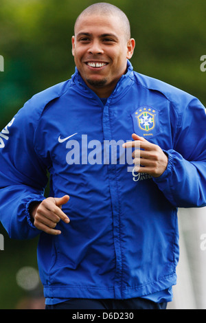 KÖNIGSTEIN, DEUTSCHLAND - 6. JUNI: Ronaldo von Brasilien lächelt während eines Trainings bei der FIFA Fussball-Weltmeisterschaft am 6. Juni 2006 in Königstein. Nur redaktionelle Verwendung. Foto von Jonathan Paul Larsen / Diadem Images) Stockfoto