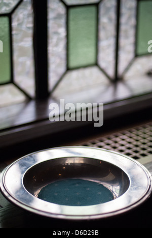 Ein Angebot Platte in einen Ort der Anbetung. Stockfoto