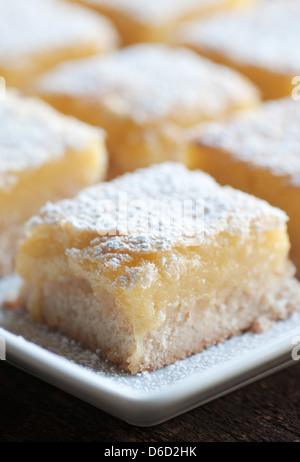 Frisch gebackene Meyer Lemon Bars mit Puderzucker Stockfoto