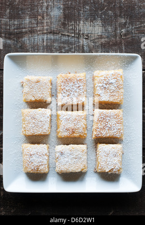 Frisch gebackene Meyer Lemon Bars mit Puderzucker Stockfoto