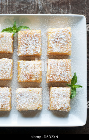 Frisch gebackene Meyer Lemon Bars mit Puderzucker Stockfoto