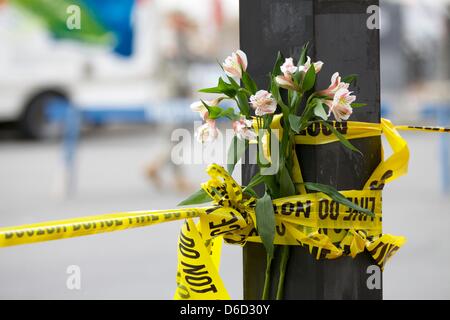 Boston, MA, USA 16. April 2013 Blumen liegen auf den Barrikaden, Fechten, und Beiträge rund um den Tatort auf Boylston Street in der Nähe von der Ziellinie des Boston-Marathons. Bildnachweis: SHAUN RAMSAY/Alamy Live-Nachrichten Stockfoto