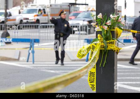 Boston, MA, USA 16. April 2013 Blumen liegen auf den Barrikaden, Fechten, und Beiträge rund um den Tatort auf Boylston Street in der Nähe von der Ziellinie des Boston-Marathons. Bildnachweis: SHAUN RAMSAY/Alamy Live-Nachrichten Stockfoto
