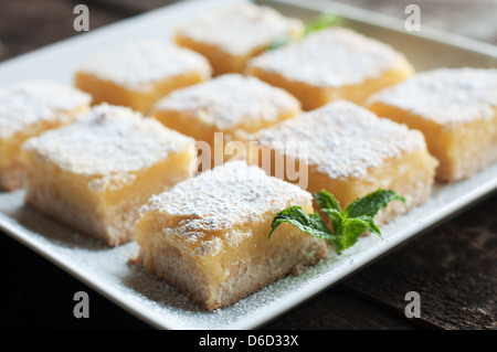 Frisch gebackene Meyer Lemon Bars mit Puderzucker Stockfoto