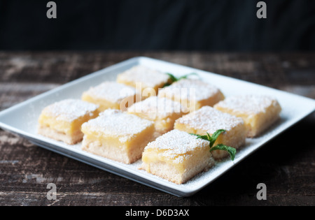 Frisch gebackene Meyer Lemon Bars mit Puderzucker Stockfoto