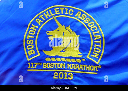 16. April 2013 - Boston, Massachusetts, USA - 2013 Boston Marathon Abzeichen auf Rückseite eine Jacke. Anthony Nesmith/CSM Stockfoto