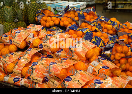 Sterling Heights, Michigan - Orangen und Ananas im Lebensmittelgeschäft Abschnitt eines Walmart-Store. Stockfoto