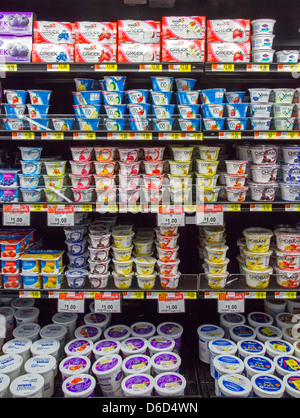 Sterling Heights, Michigan - griechischer Joghurt in dem Lebensmittelgeschäft Abschnitt eines Walmart-Geschäft verkauft. Stockfoto