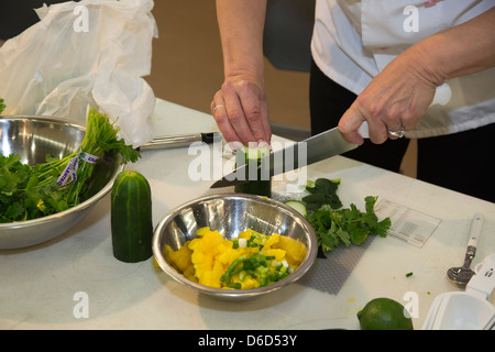 Eine Kochvorführung im Lebensmittelgeschäft Abschnitt eines Walmart-Store. Stockfoto