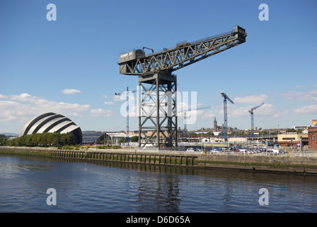 Finnieston Kran auf Stobcross Kai Glasgow neben den Clyde Auditorium das lokal als "The Armadillo" bekannt ist. Stockfoto