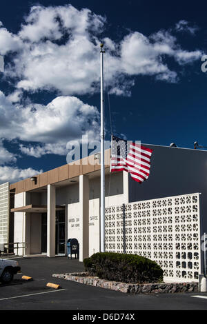 Amerikanische Flagge weht auf Halbmast außerhalb der US Post Office in San Lorenzo, Kalifornien, über 3.000 Meilen weg von Boston, Massachusetts und der Boston-Marathon-Bombardierung. Stockfoto