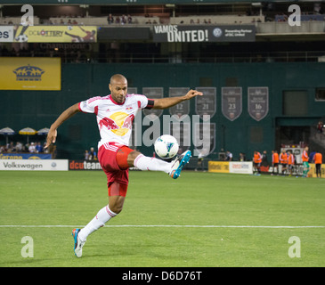 13. April 2013, steuert NY4 New York RedBulls vorwärts Thierry Henry (14) Henry den Ball. Henry erzielt 1. Tor des Spiels. Stockfoto