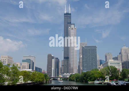 Illinois, Chicago. Die Innenstadt von Chicago River Skyline Blick auf dem Willis Tower (aka Sears Tower) Stockfoto