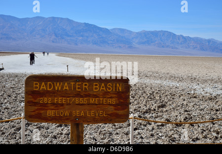 Zeichen des Badwater Basin, der tiefste Punkt in Nordamerika bei-281 ft. Death Valley Nationalpark, Kalifornien, USA. Stockfoto