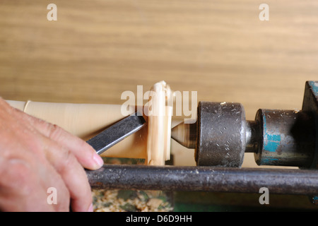 Machen ein dekoratives Muster auf dem Amboss Stockfoto