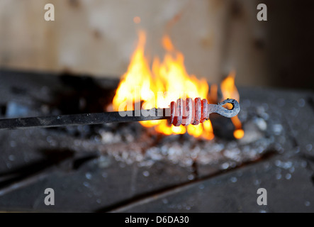 Machen ein dekoratives Muster auf dem Amboss Stockfoto