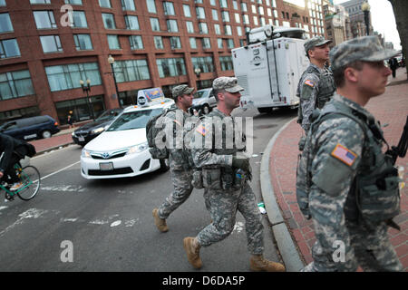 16. April 2013 - Boston, Massachusetts, USA - uniformierten Beamten machen ihren Weg durch die Innenstadt von Boston, Massachusetts auf Dienstag, 16. April 2013. (Kredit-Bild: © Ken Crane/ZUMAPRESS.com) Stockfoto