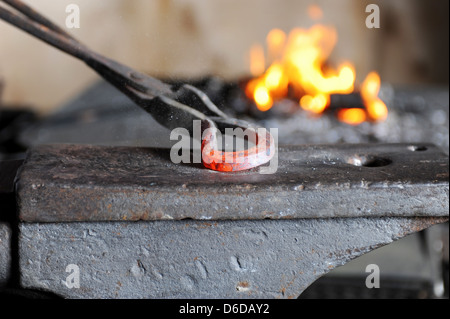 Machen ein dekoratives Muster auf dem Amboss Stockfoto