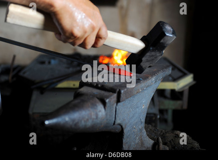 Machen ein dekoratives Muster auf dem Amboss Stockfoto