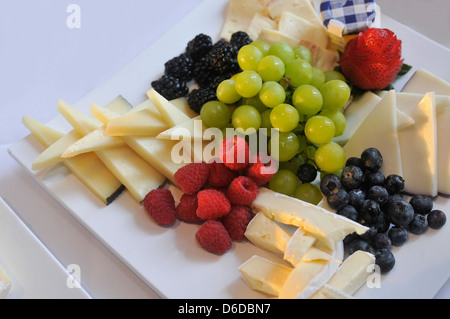 Verschiedene leckere Snacks und Käse zum Wein auf Luxus-Bankett-Tischplatte Stockfoto