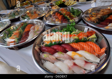 Sushi, Sashimi, rollt auf Tabletts und kalten snacks vorbereitet für eine Party am Buffet-Tisch, catering Stockfoto