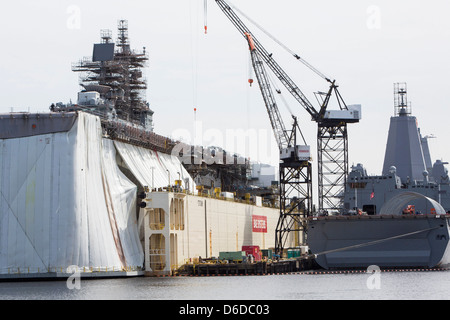 Schiffe der United States Navy unter Reparatur in der BAE Systeme Werft in Norfolk, Virginia Stockfoto