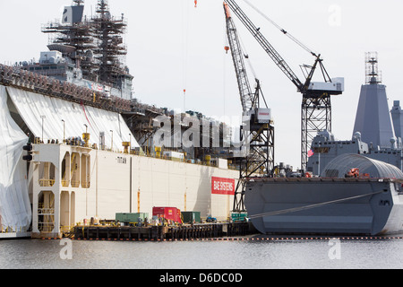 Schiffe der United States Navy unter Reparatur in der BAE Systeme Werft in Norfolk, Virginia Stockfoto