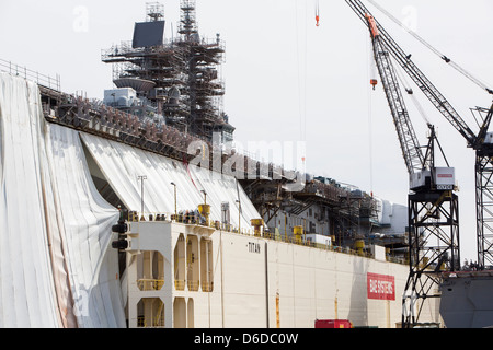 Schiffe der United States Navy unter Reparatur in der BAE Systeme Werft in Norfolk, Virginia Stockfoto