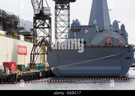 Schiffe der United States Navy unter Reparatur in der BAE Systeme Werft in Norfolk, Virginia Stockfoto