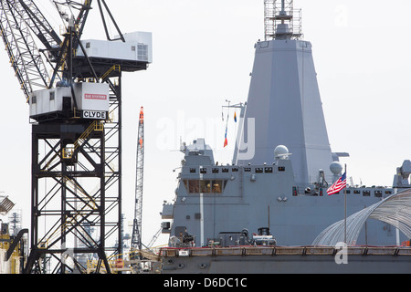 Schiffe der United States Navy unter Reparatur in der BAE Systeme Werft in Norfolk, Virginia Stockfoto