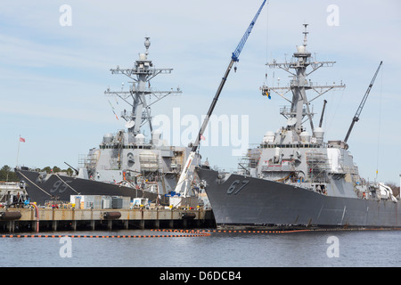 Der Arleigh-Burke-Klasse Zerstörer USS Cole (DDG-67) im Hafen von Naval Station Norfolk. Stockfoto