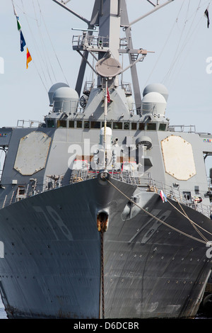 Die USS Porter (DDG-78), ein Zerstörer der Arleigh Burke-Klasse bei Naval Station Norfolk. Stockfoto