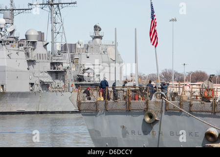 Die USS Arleigh Burke (DDG-51), ein Zerstörer der Arleigh Burke-Klasse bei Naval Station Norfolk. Stockfoto