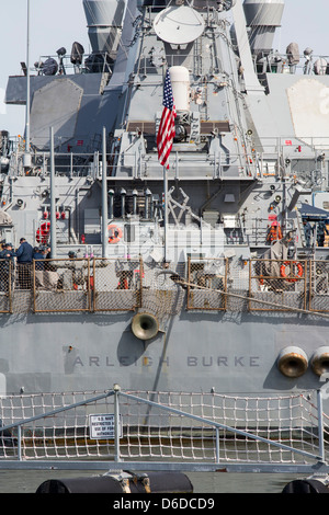 Die USS Arleigh Burke (DDG-51), ein Zerstörer der Arleigh Burke-Klasse bei Naval Station Norfolk. Stockfoto