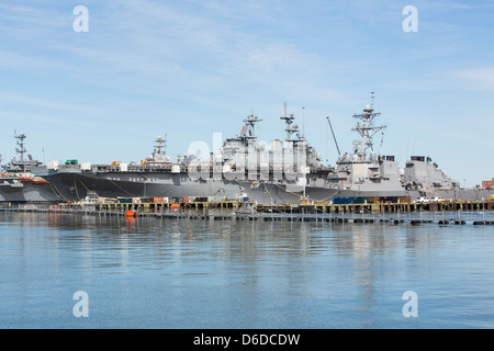 United States Navy Schiffe im Hafen von Naval Station Norfolk. Stockfoto