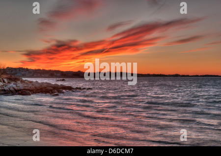 Sonnenuntergang über Wingaersheek Beach und Ipswich Bay, gesehen vom Annisquam, Massachusetts Stockfoto